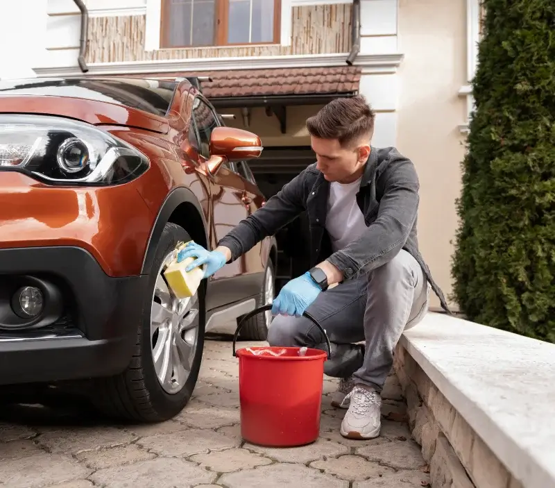Lavage auto à domicile Serviès-en-Val : professionnel intervenant sur un véhicule
